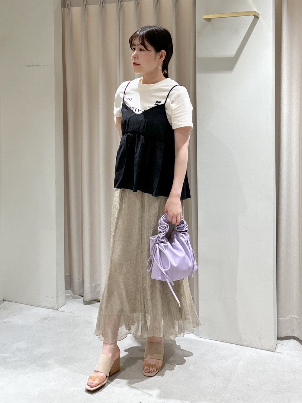 ブラック系のシャツ/ブラウス、ホワイト系のTシャツ/カットソー、パープル系のショルダーバッグを着用したレディースの夏コーディネートの7枚目の写真