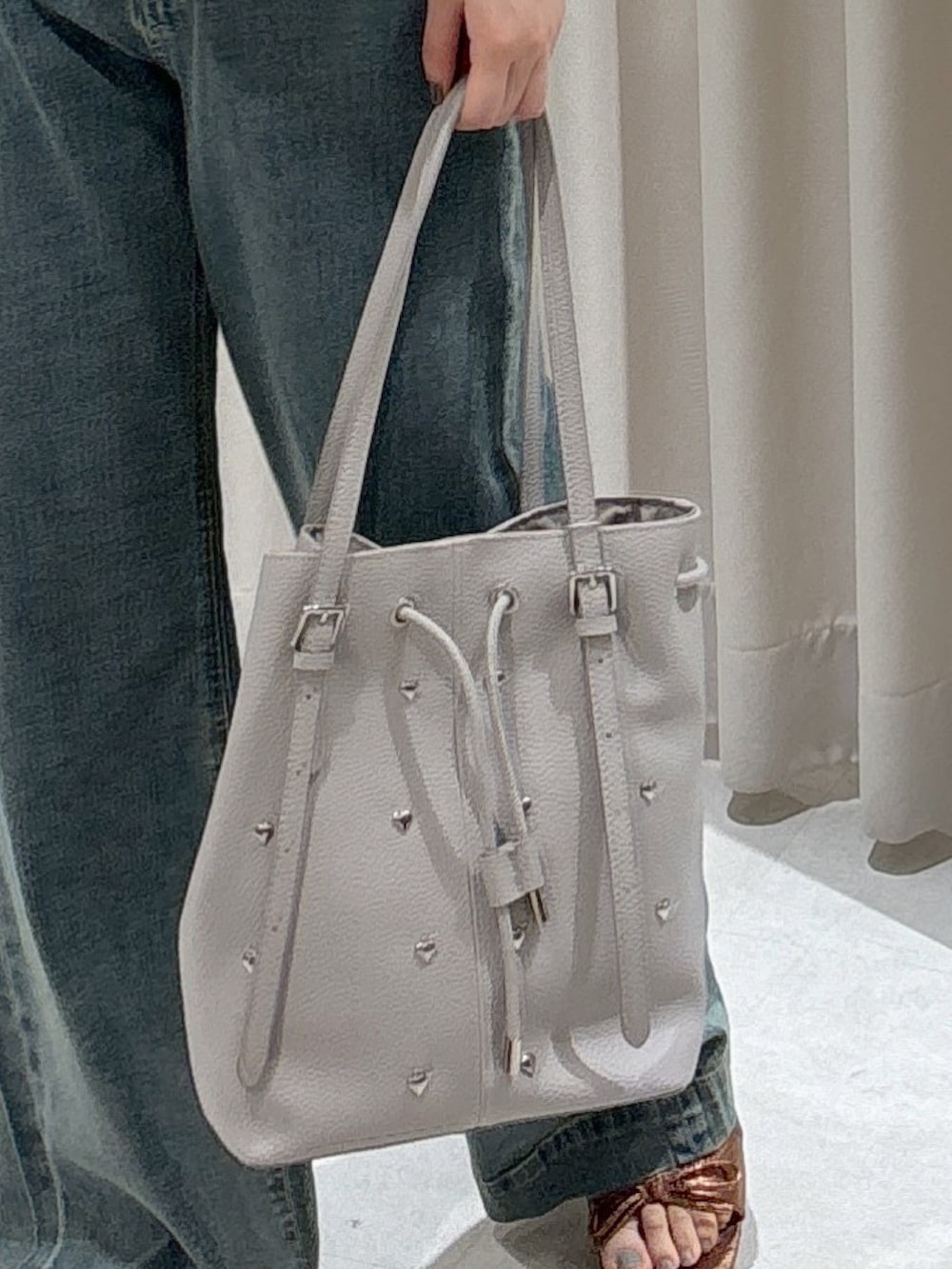 ホワイト系のシャツ/ブラウス、ブルー系のデニムパンツ、グレー系のトートバッグを着用したレディースの夏コーディネートの5枚目の写真