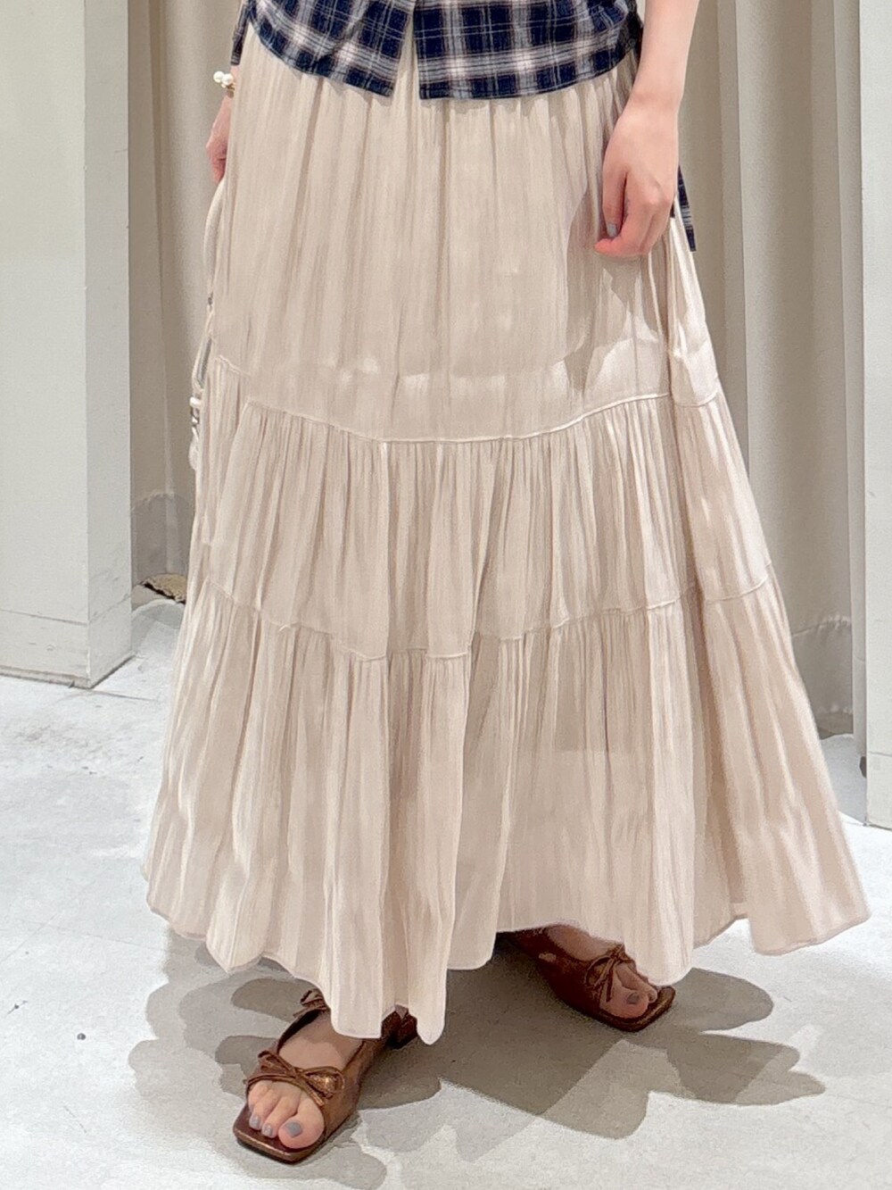 ブルー系のシャツ/ブラウス、ホワイト系のスカート、ホワイト系のトートバッグを着用したレディースの夏コーディネートの5枚目の写真