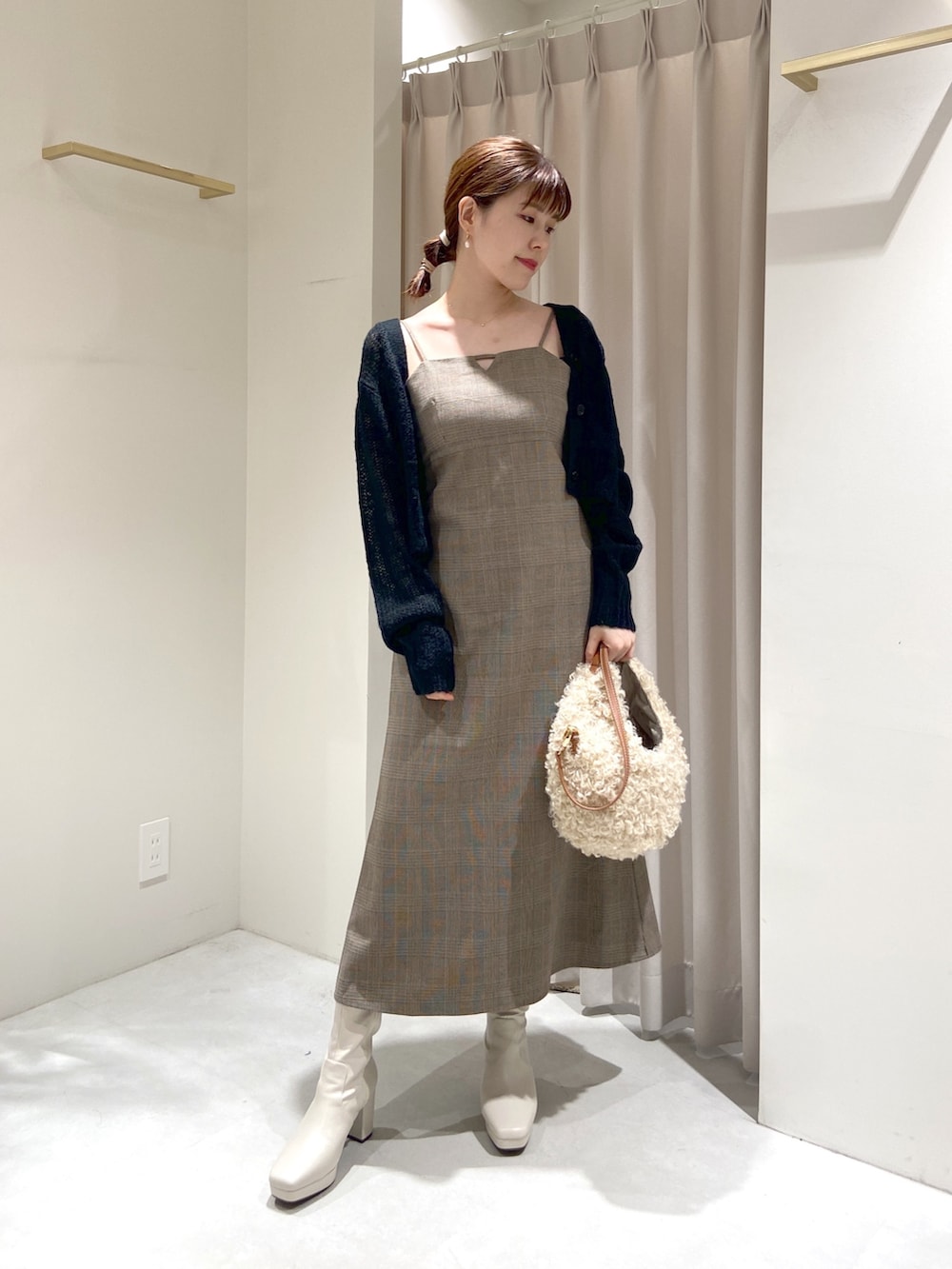 ブラウン系のワンピース、ブラック系のカーディガン/ボレロ、ベージュ系のショルダーバッグを着用したレディースの秋コーディネートの2枚目の写真