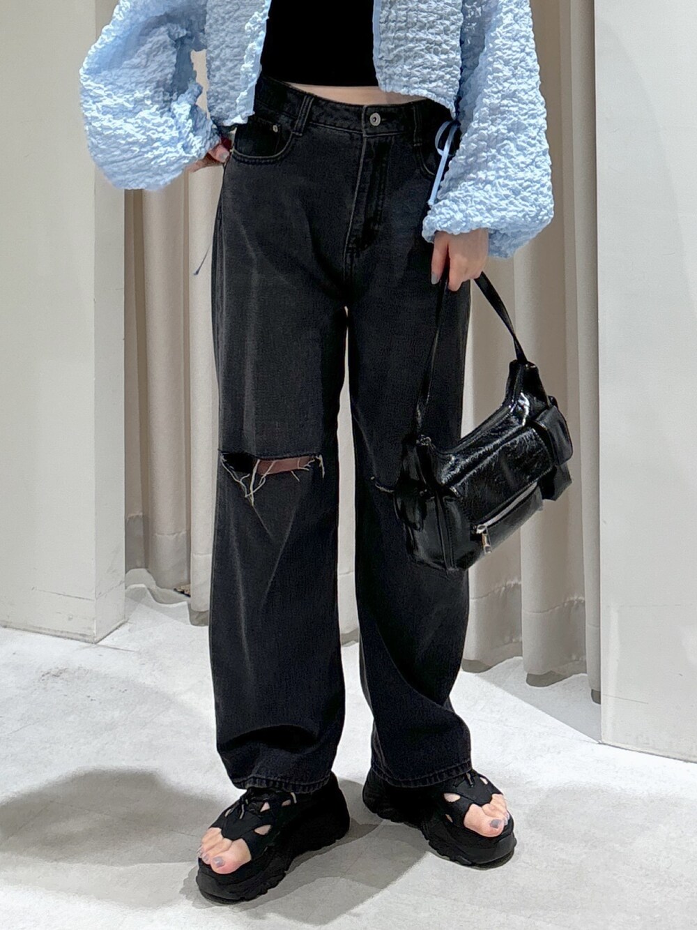 ブルー系のカーディガン/ボレロ、ブラック系のキャミソール、ブラック系のデニムパンツを着用したレディースの夏コーディネートの7枚目の写真