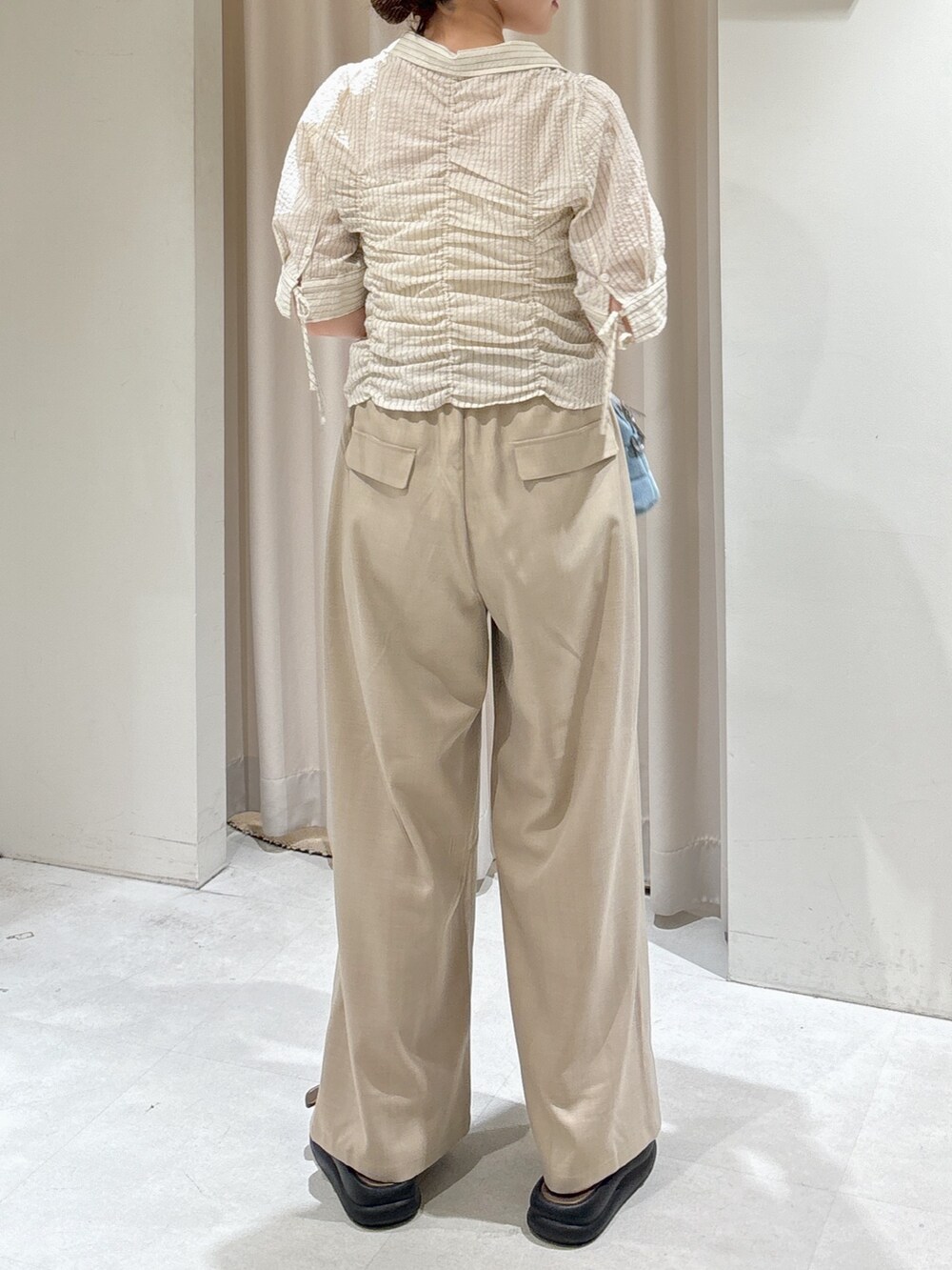 ベージュ系のその他パンツ、ブルー系のトートバッグ、ブラウン系のサンダルを着用したレディースの夏コーディネートの6枚目の写真