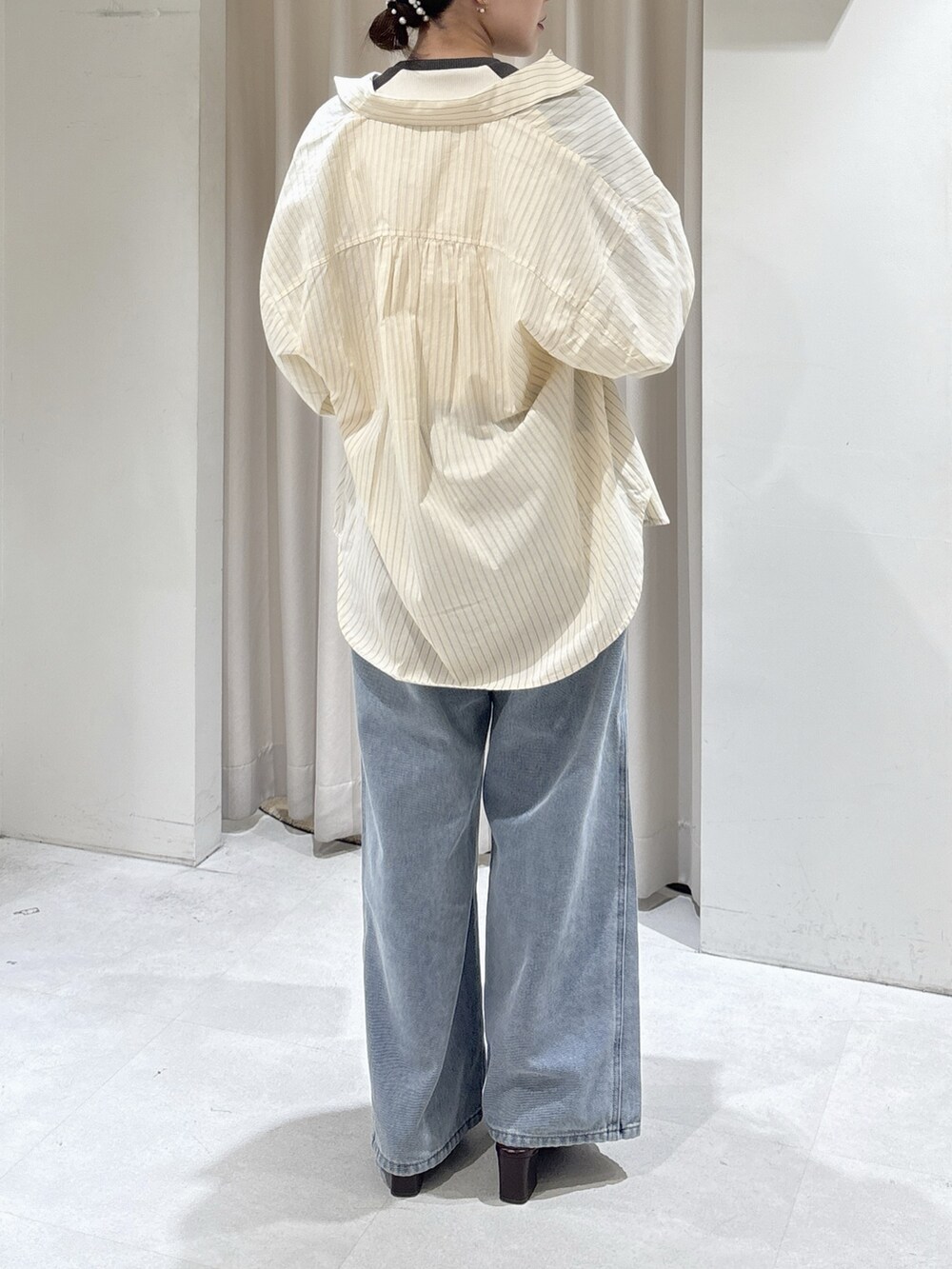 ホワイト系のシャツ/ブラウス、ホワイト系のTシャツ/カットソー、ベージュ系のトートバッグを着用したレディースの冬コーディネートの3枚目の写真