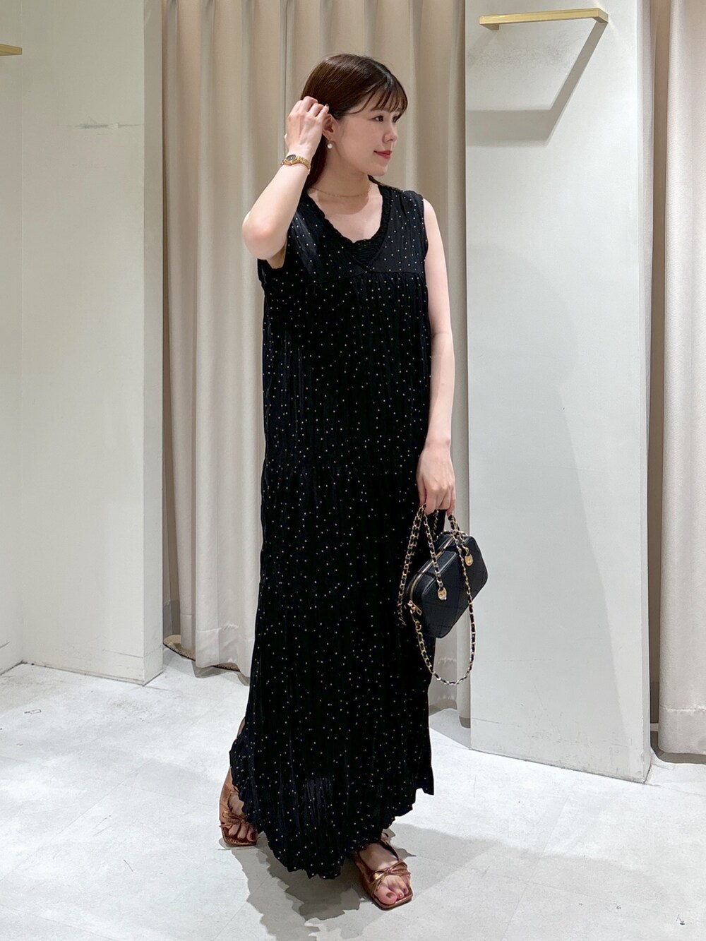 ブラック系のワンピース、ブラック系のキャミソール、ブラック系のタンクトップを着用したレディースの夏コーディネートの9枚目の写真