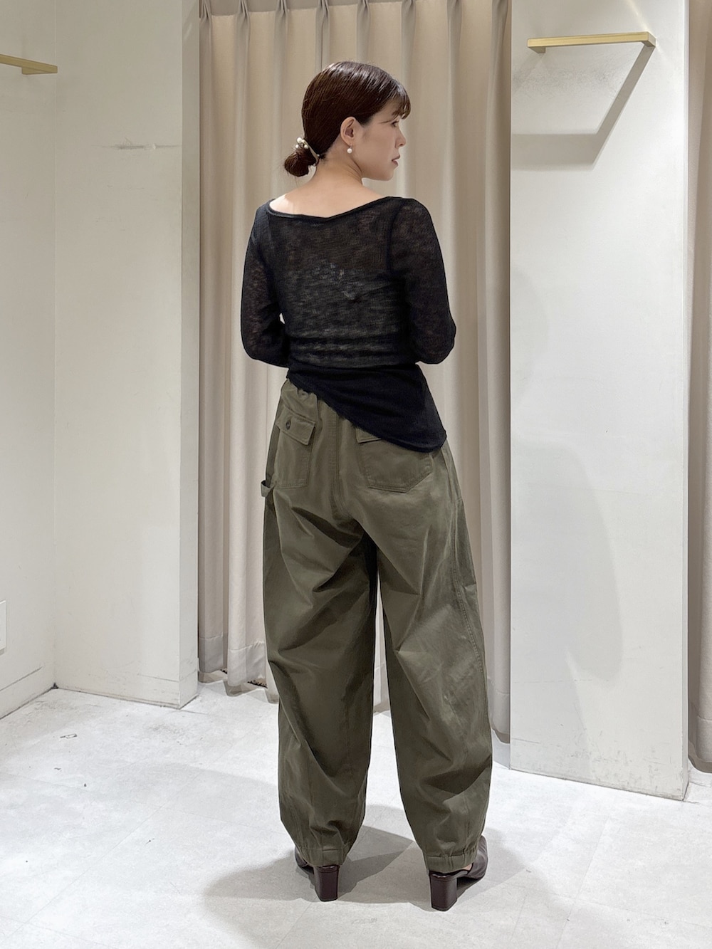 ブラック系のTシャツ/カットソー、ホワイト系のキャミソール、ブラック系のハンドバッグを着用したレディースの秋コーディネートの6枚目の写真