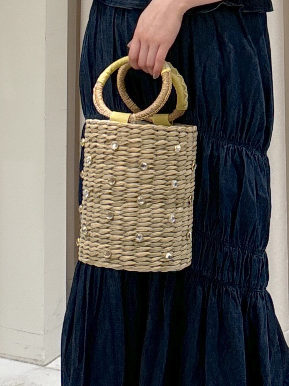 ブルー系のワンピース、レッド系のタンクトップ、イエロー系のかごバッグを着用したレディースの夏コーディネートの9枚目の写真