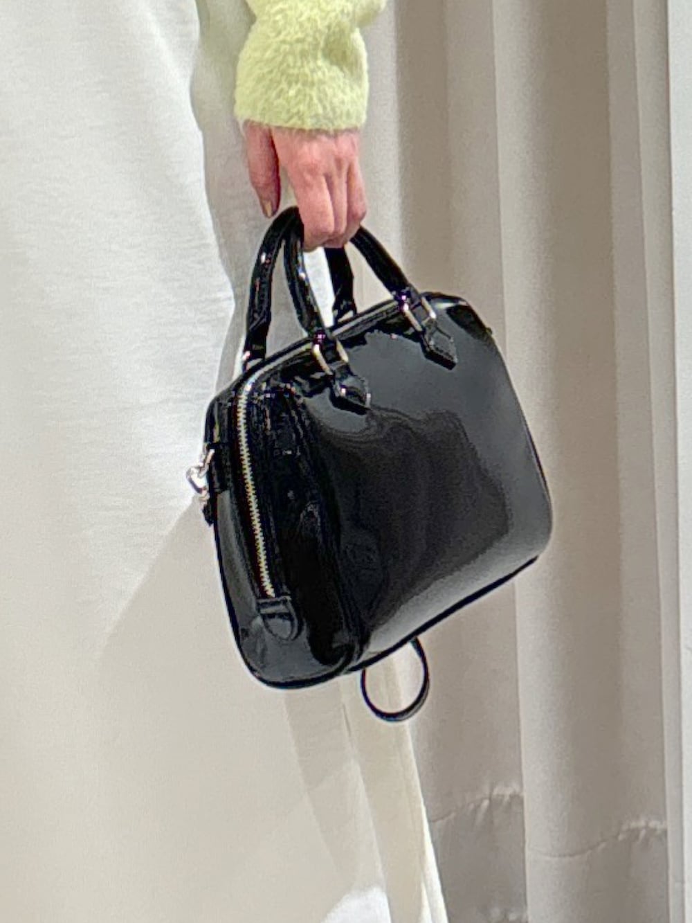 グリーン系のカーディガン/ボレロ、ホワイト系のTシャツ/カットソー、ホワイト系のスカートを着用したレディースの冬コーディネートの8枚目の写真