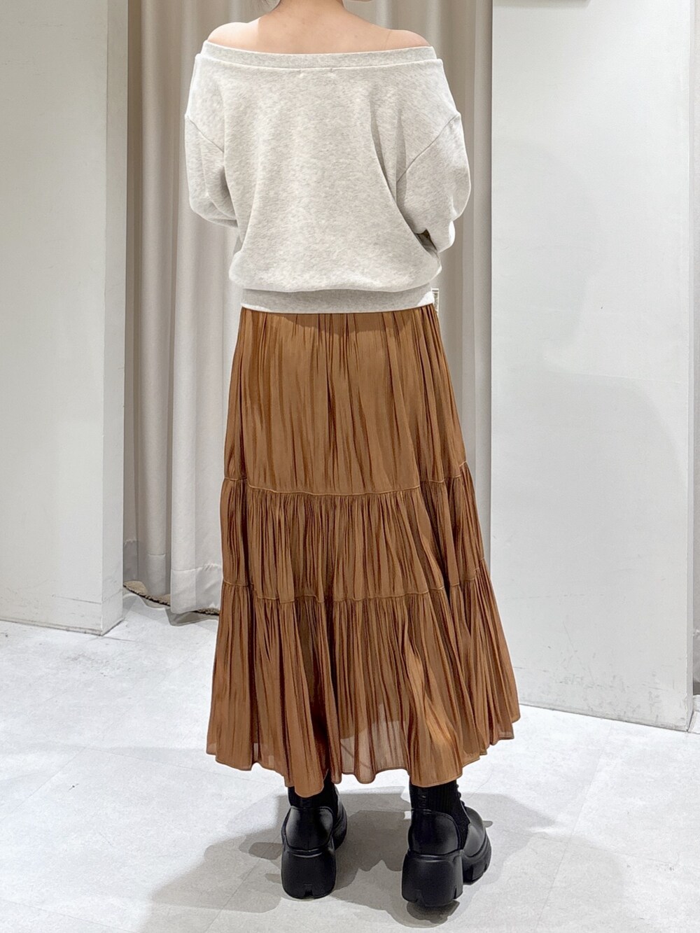 ホワイト系のTシャツ/カットソー、ベージュ系のスカート、ホワイト系のトートバッグを着用したレディースの秋コーディネートの3枚目の写真