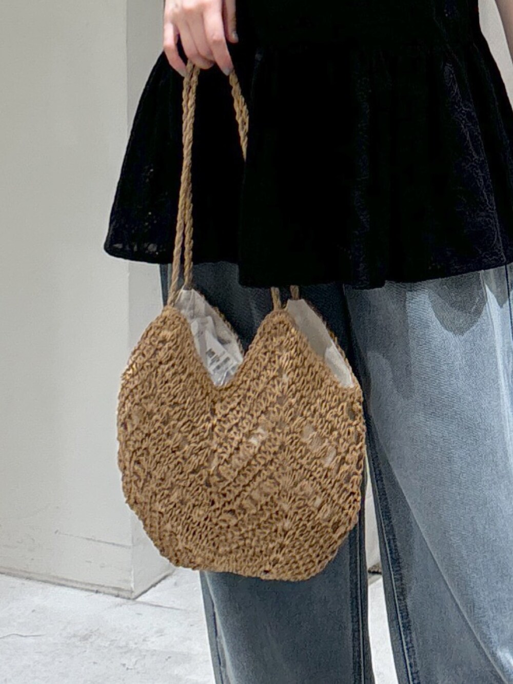 ブラック系のシャツ/ブラウス、ホワイト系のニット/セーター、ベージュ系のトートバッグを着用したレディースの春コーディネートの8枚目の写真