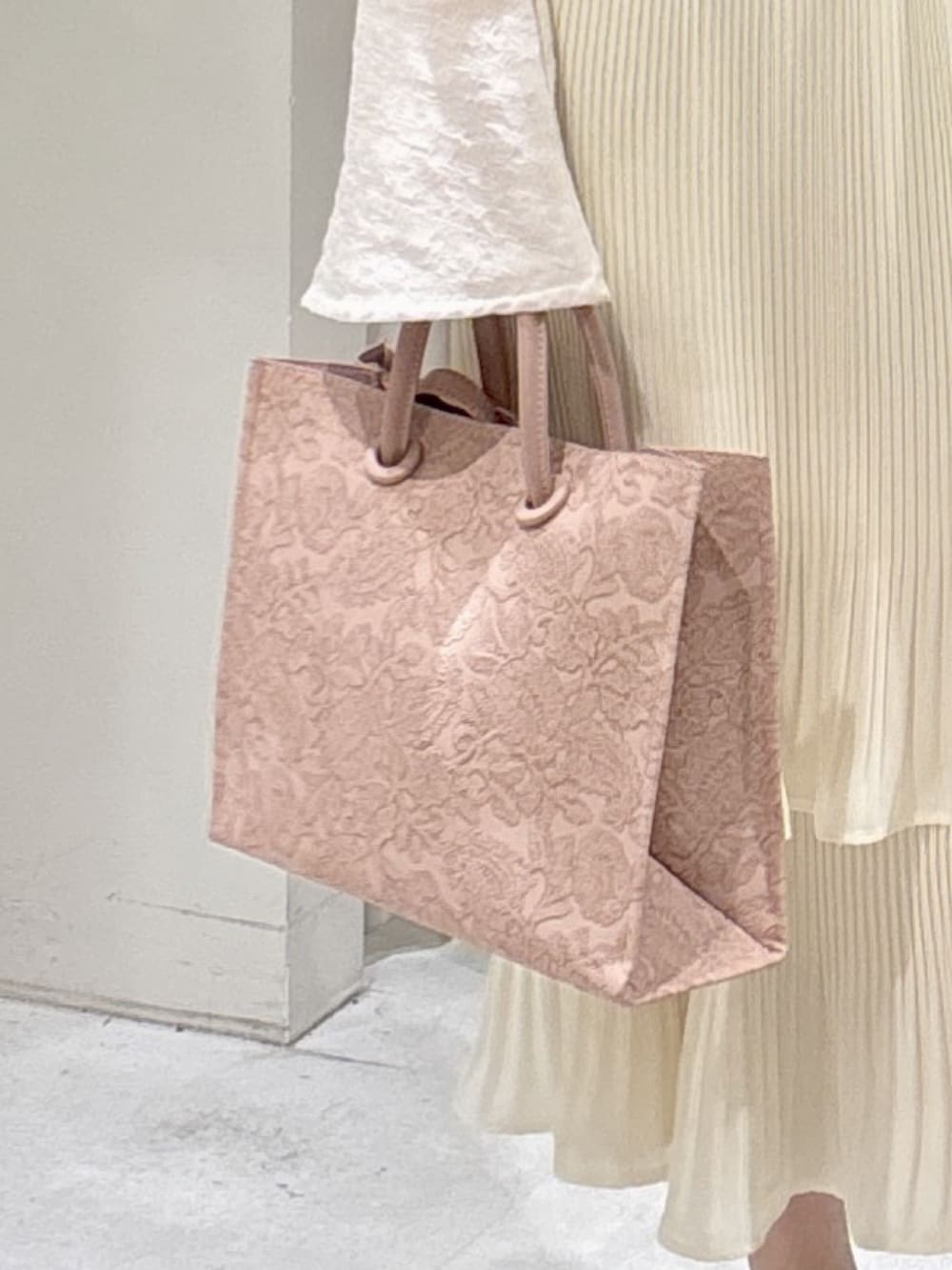 ホワイト系のシャツ/ブラウス、ピンク系のトートバッグ、ホワイト系のスカートを着用したレディースの春コーディネートの5枚目の写真