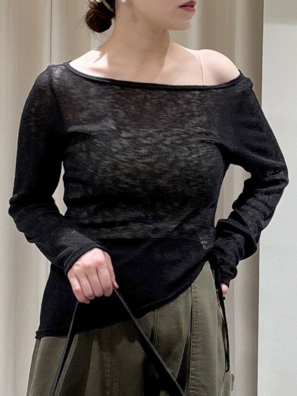 ブラック系のTシャツ/カットソー、ホワイト系のキャミソール、ブラック系のハンドバッグを着用したレディースの秋コーディネートの4枚目の写真