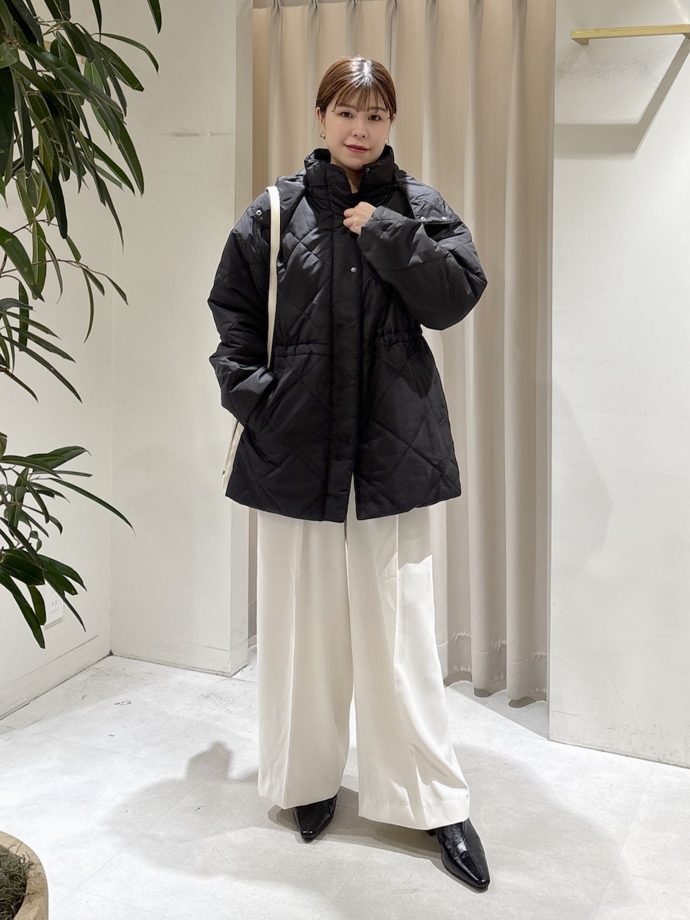 ブラウン系のワンピース、ホワイト系のスラックス、ホワイト系のその他パンツを着用したレディースの秋コーディネートの5枚目の写真