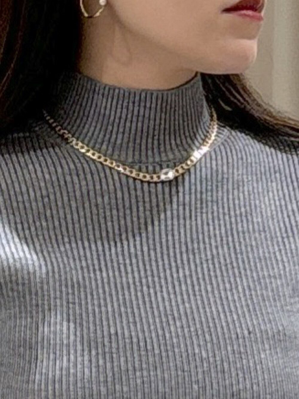 グレー系のワンピース、ベージュ系のトートバッグ、ブラック系のブーツを着用したレディースの秋コーディネートの9枚目の写真