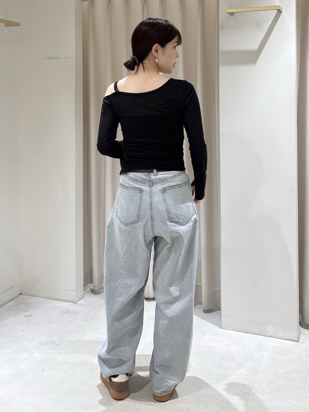 グレー系のシャツ/ブラウス、ブラック系のTシャツ/カットソー、ブルー系のデニムパンツを着用したレディースの春コーディネートの7枚目の写真