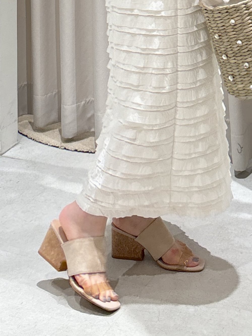 グリーン系のシャツ/ブラウス、ホワイト系のスカート、イエロー系のかごバッグを着用したレディースの夏コーディネートの7枚目の写真