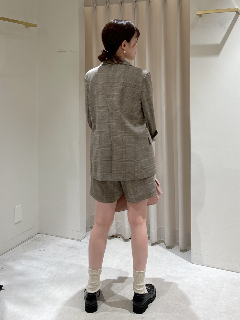 グレー系のテーラードジャケット、グレー系のその他パンツ、ピンク系のショルダーバッグを着用したレディースの春コーディネートの4枚目の写真