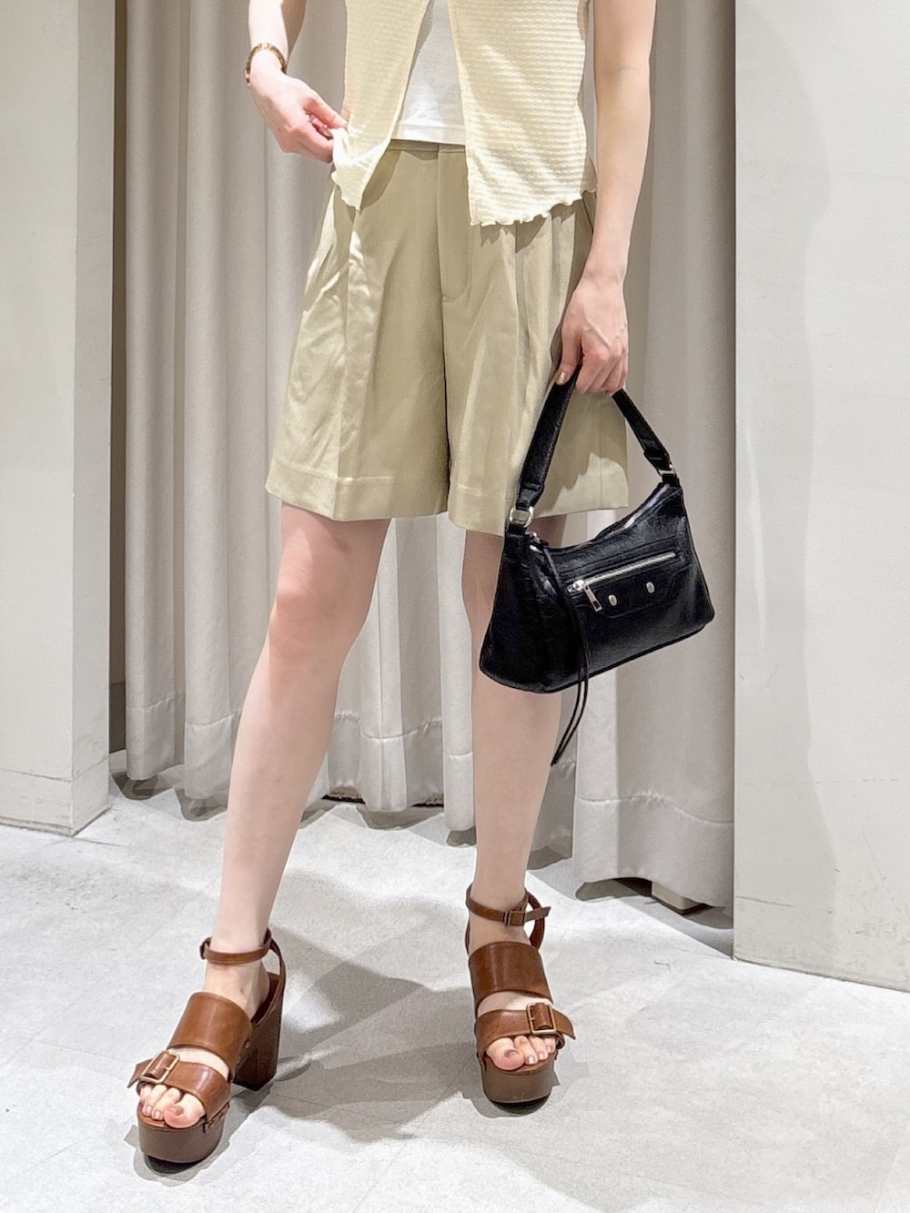 ベージュ系のその他パンツ、ブラック系のショルダーバッグ、ブラウン系のサンダルを着用したレディースの夏コーディネートの4枚目の写真