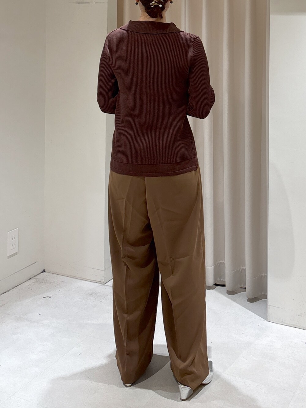 ブラウン系のその他パンツ、シルバー系のパンプスを着用したレディースの夏コーディネートの3枚目の写真