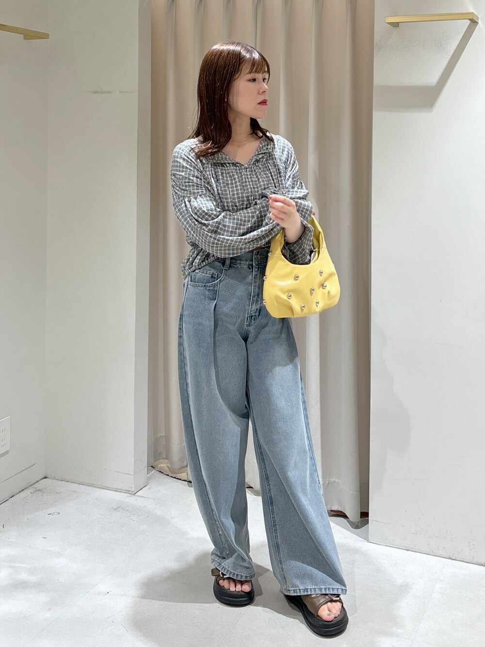 ブラック系のシャツ/ブラウス、ホワイト系のキャミソール、イエロー系のハンドバッグを着用したレディースの夏コーディネートの2枚目の写真