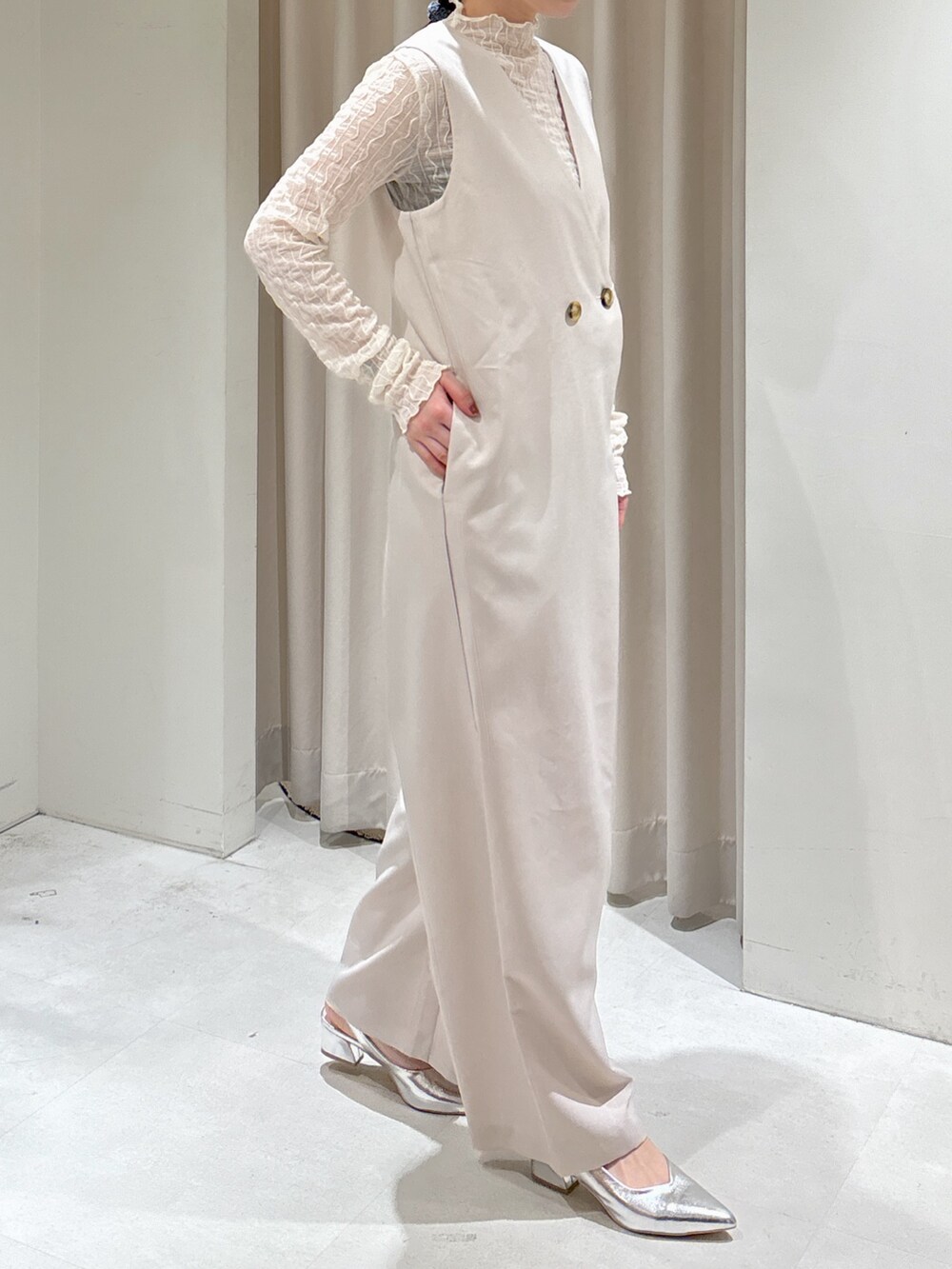 ベージュ系のつなぎ/オールインワン、ホワイト系のTシャツ/カットソー、ブラック系のショルダーバッグを着用したレディースの冬コーディネートの3枚目の写真