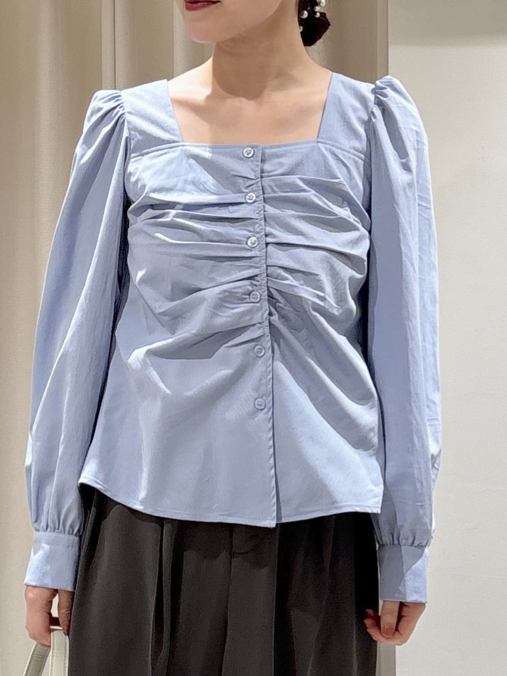 ブルー系のシャツ/ブラウス、ブルー系のデニムパンツ、ピンク系のトートバッグを着用したレディースの冬コーディネートの3枚目の写真