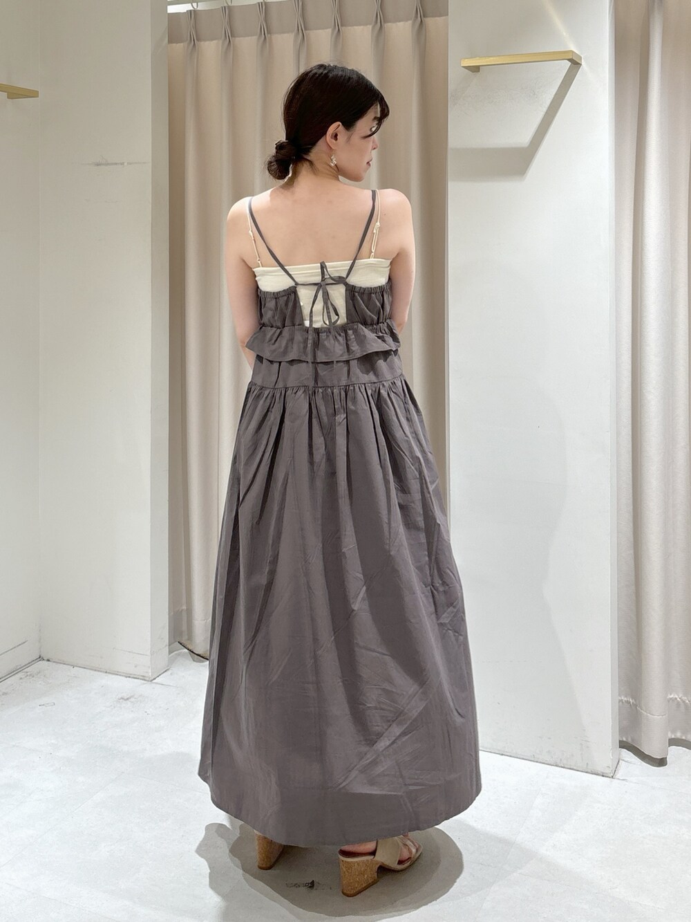 グレー系のワンピース、ブルー系のニット/セーター、ブラウン系のショルダーバッグを着用したレディースの夏コーディネートの5枚目の写真