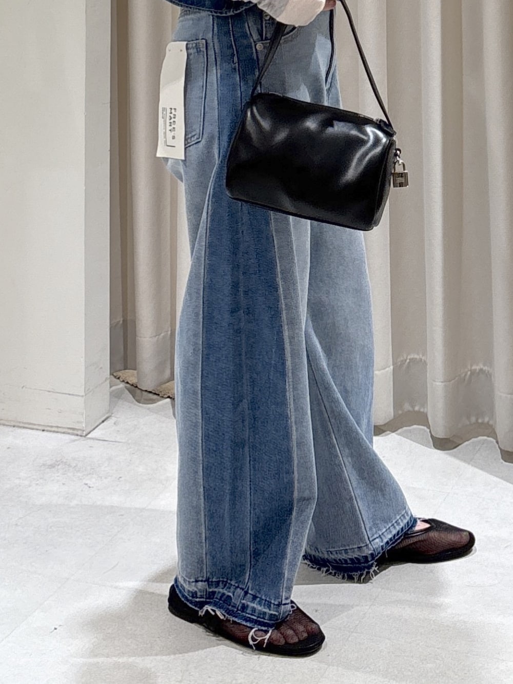 ブルー系のシャツ/ブラウス、ブルー系のその他パンツ、ブラック系のハンドバッグを着用したレディースの春コーディネートの7枚目の写真