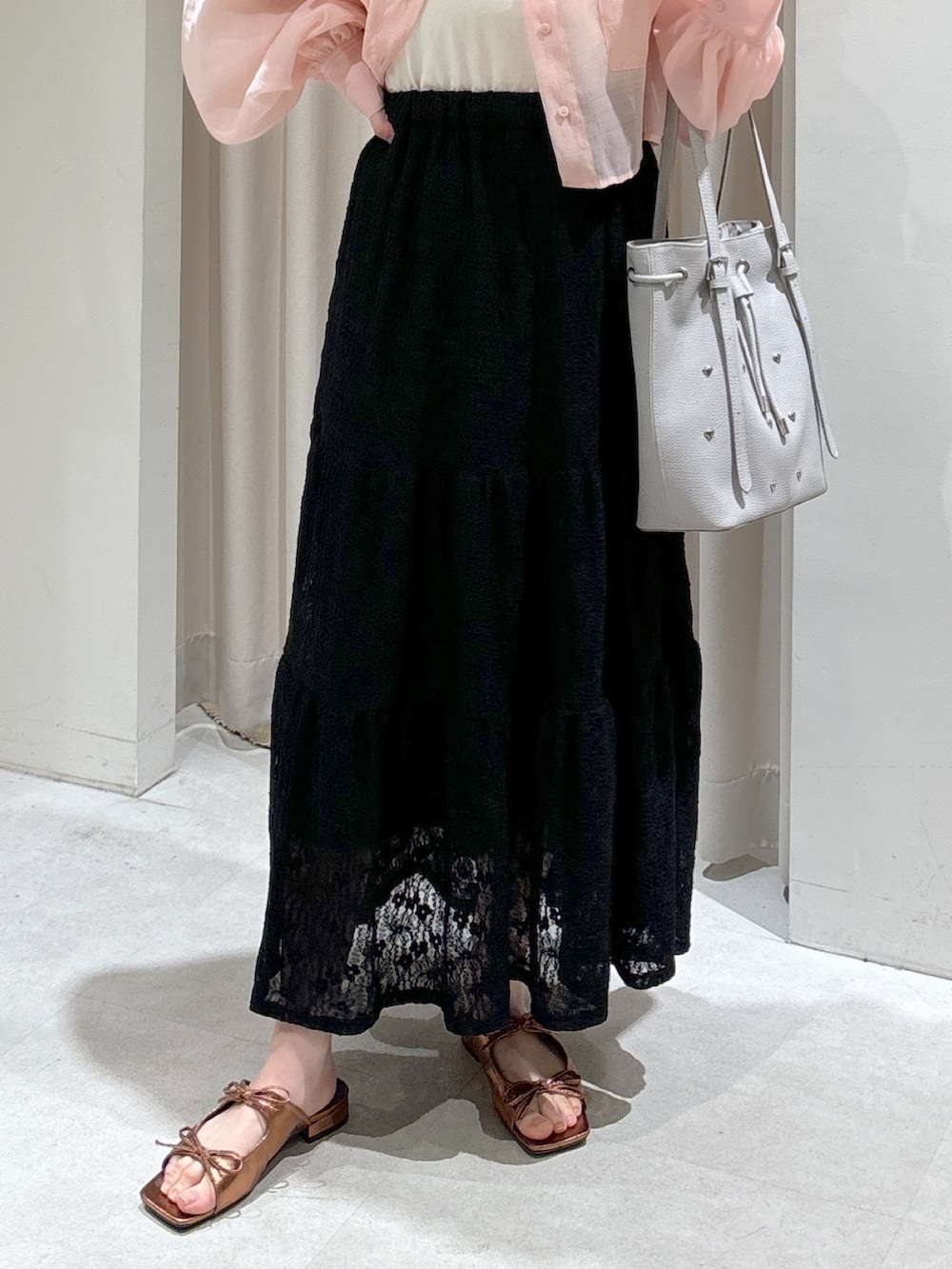 ピンク系のシャツ/ブラウス、ホワイト系のTシャツ/カットソー、グレー系のトートバッグを着用したレディースの春コーディネートの4枚目の写真