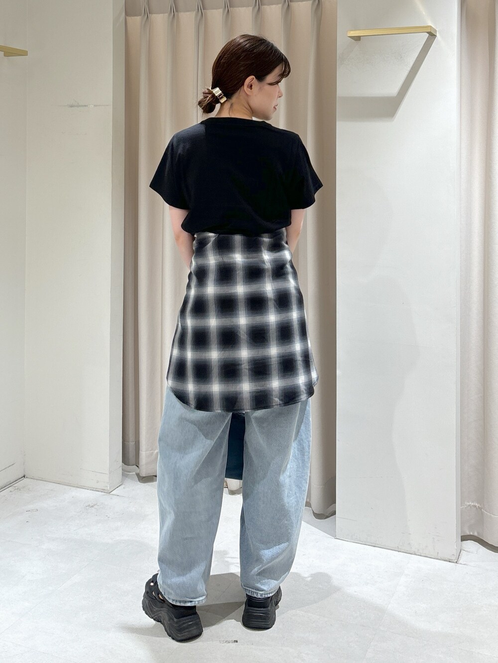 ブラック系のTシャツ/カットソー、ブラック系のシャツ/ブラウス、ブルー系のハンドバッグを着用したレディースの秋コーディネートの4枚目の写真