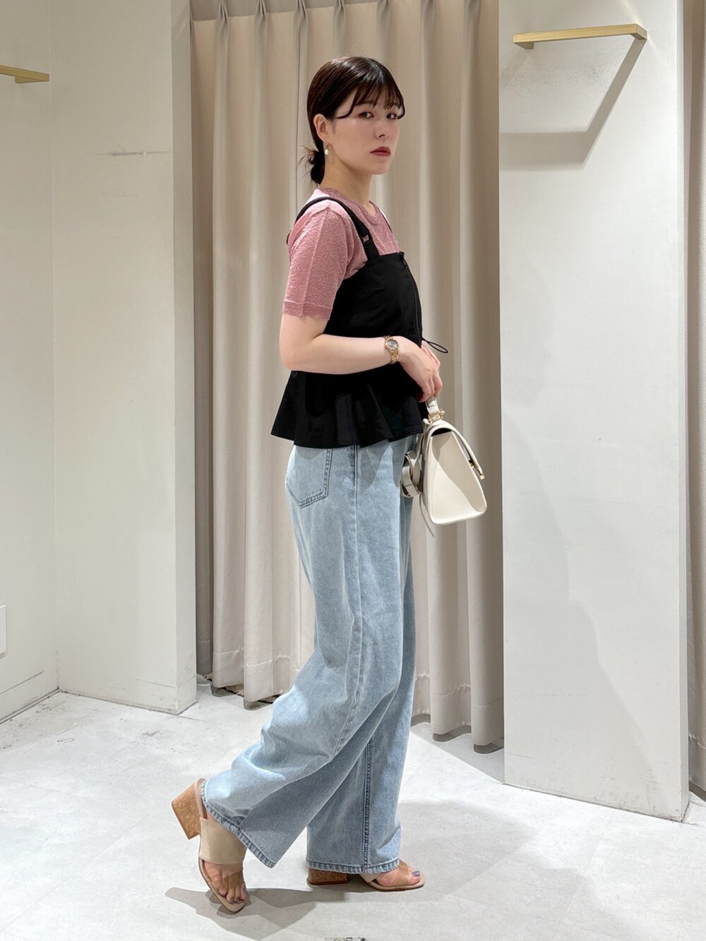 ブラック系のシャツ/ブラウス、ピンク系のニット/セーター、ブルー系のデニムパンツを着用したレディースの夏コーディネートの8枚目の写真