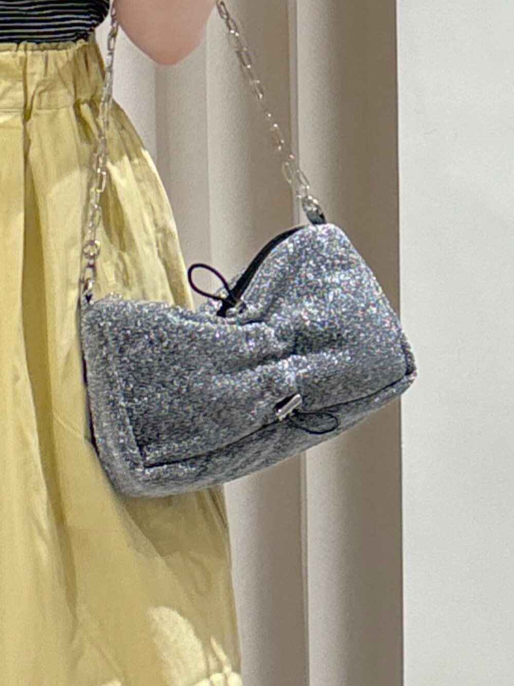 ブラック系のTシャツ/カットソー、イエロー系のその他パンツ、シルバー系のハンドバッグを着用したレディースの夏コーディネートの9枚目の写真