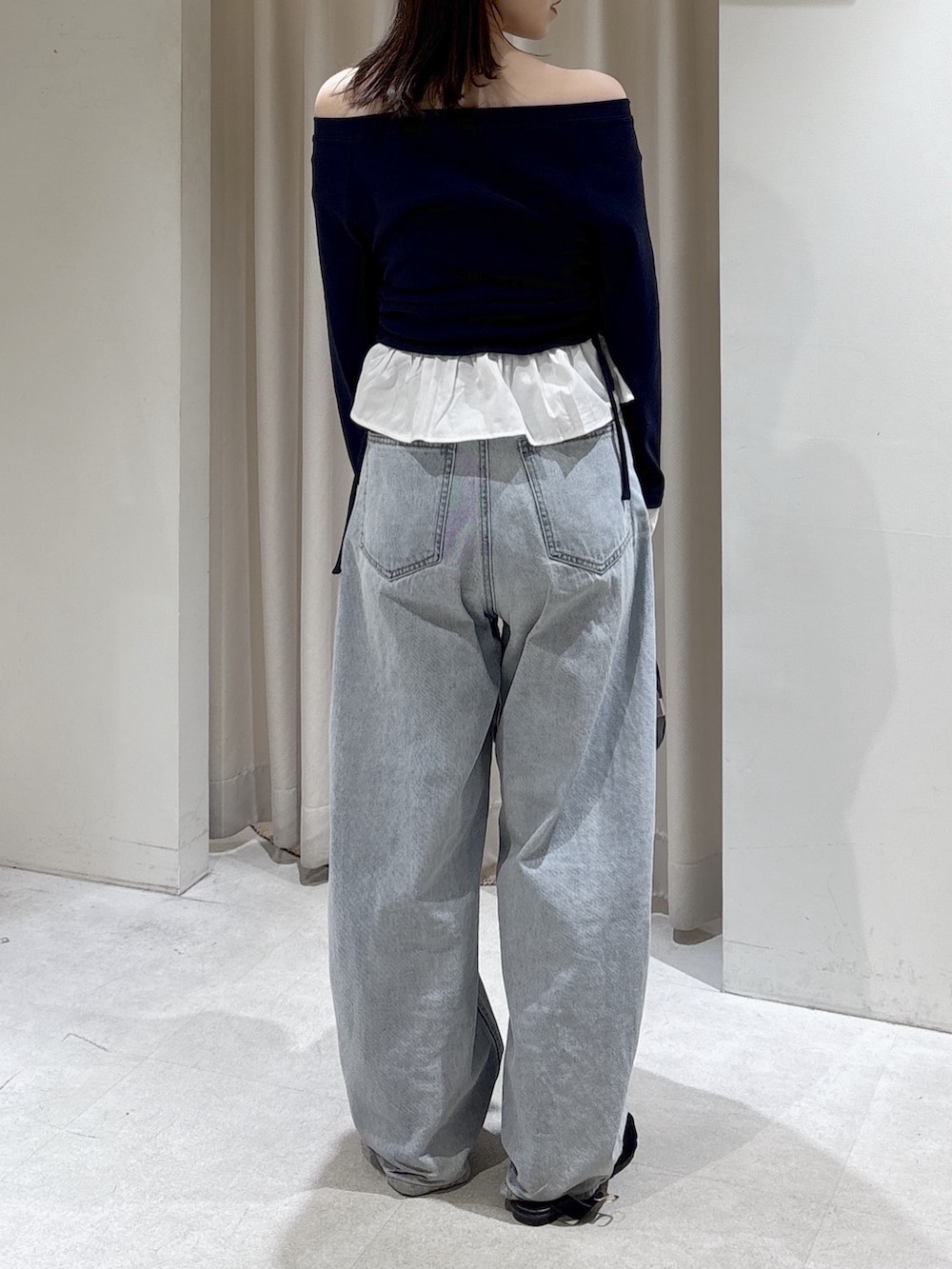 ブルー系のTシャツ/カットソー、ブラック系のハンドバッグ、ブルー系のデニムパンツを着用したレディースの春コーディネートの8枚目の写真