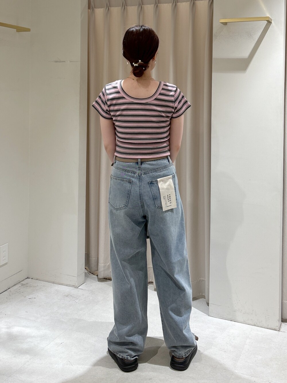 ピンク系のTシャツ/カットソー、ブラック系のトートバッグ、ブルー系のデニムパンツを着用したレディースの夏コーディネートの4枚目の写真