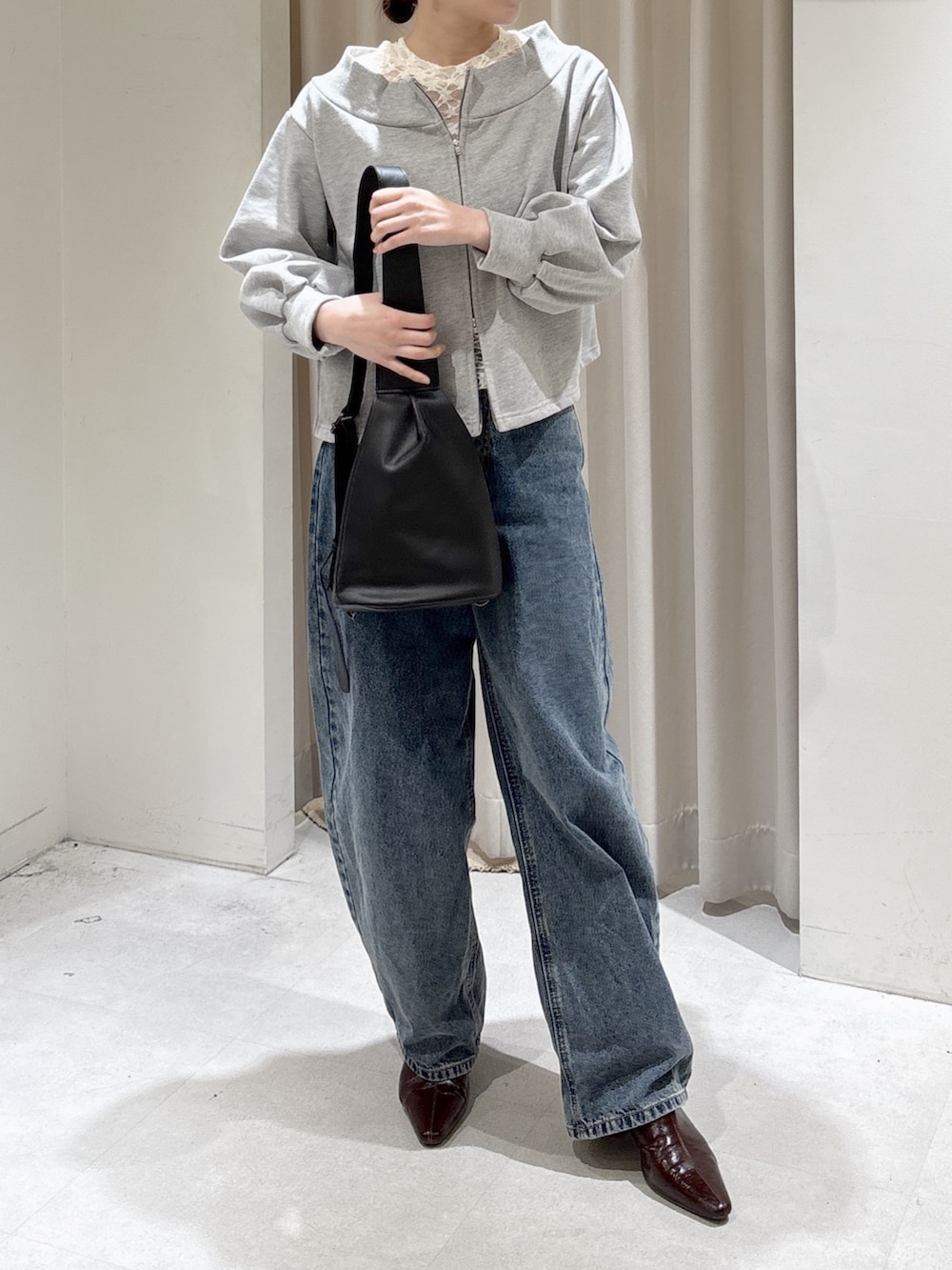 グレー系のTシャツ/カットソー、ホワイト系のTシャツ/カットソー、ブルー系のデニムパンツを着用したレディースの冬コーディネートの7枚目の写真