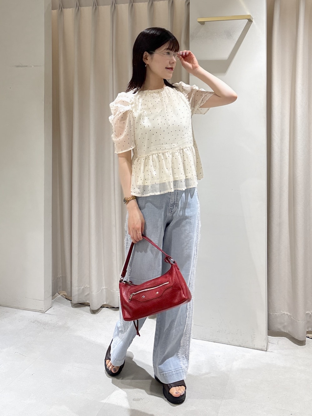 ホワイト系のシャツ/ブラウス、ホワイト系のシャツ/ブラウス、レッド系のショルダーバッグを着用したレディースの夏コーディネートの5枚目の写真