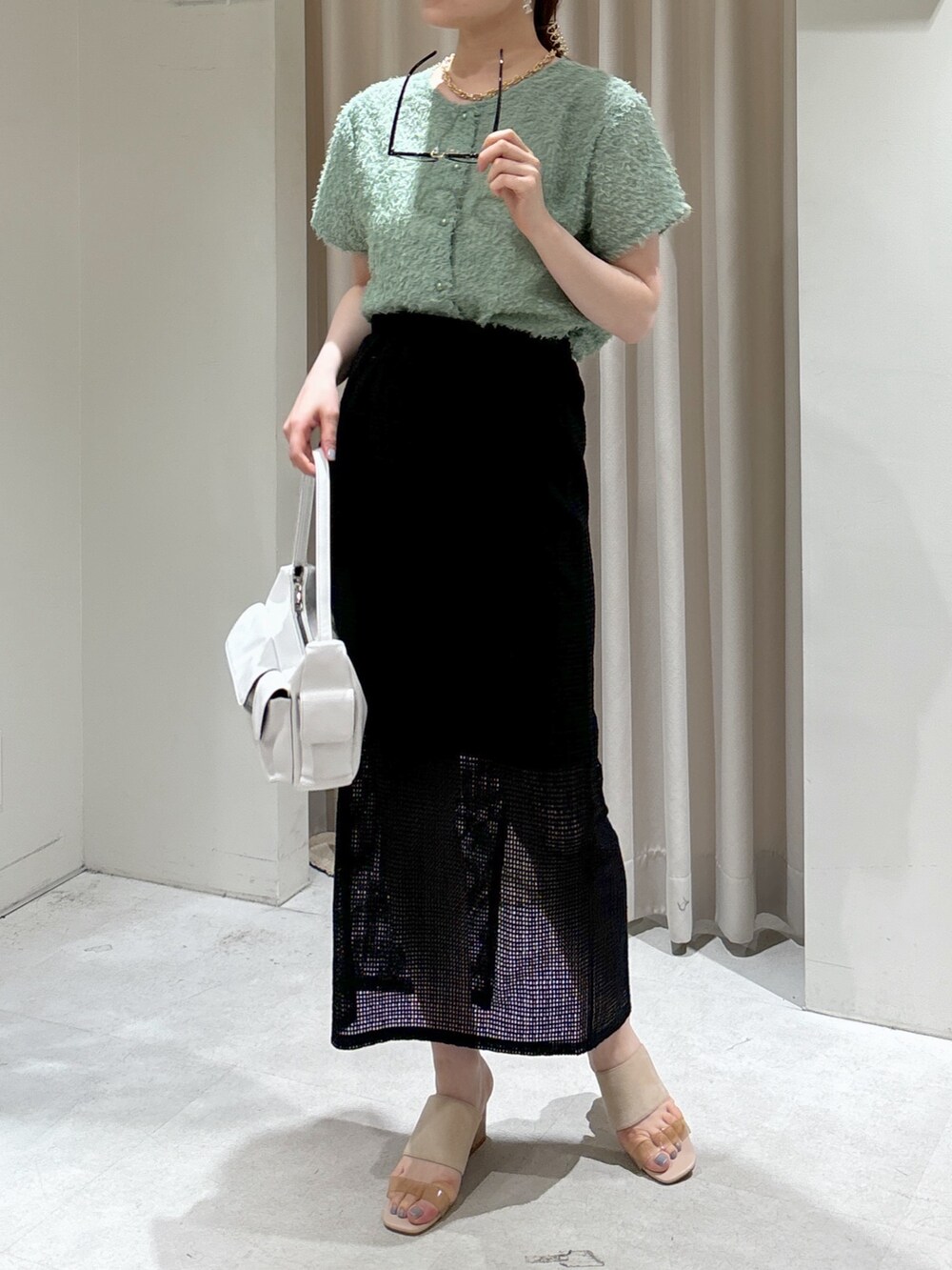 ブラック系のスカート、グレー系のサンダル、ホワイト系のハンドバッグを着用したレディースの夏コーディネートの7枚目の写真