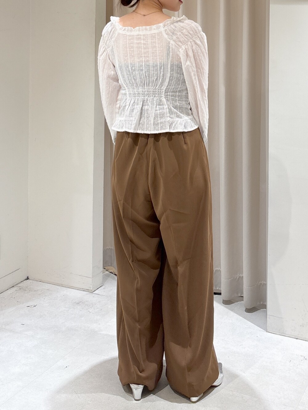 ホワイト系のシャツ/ブラウス、ブラウン系のその他パンツ、ブラック系のショルダーバッグを着用したレディースの夏コーディネートの3枚目の写真