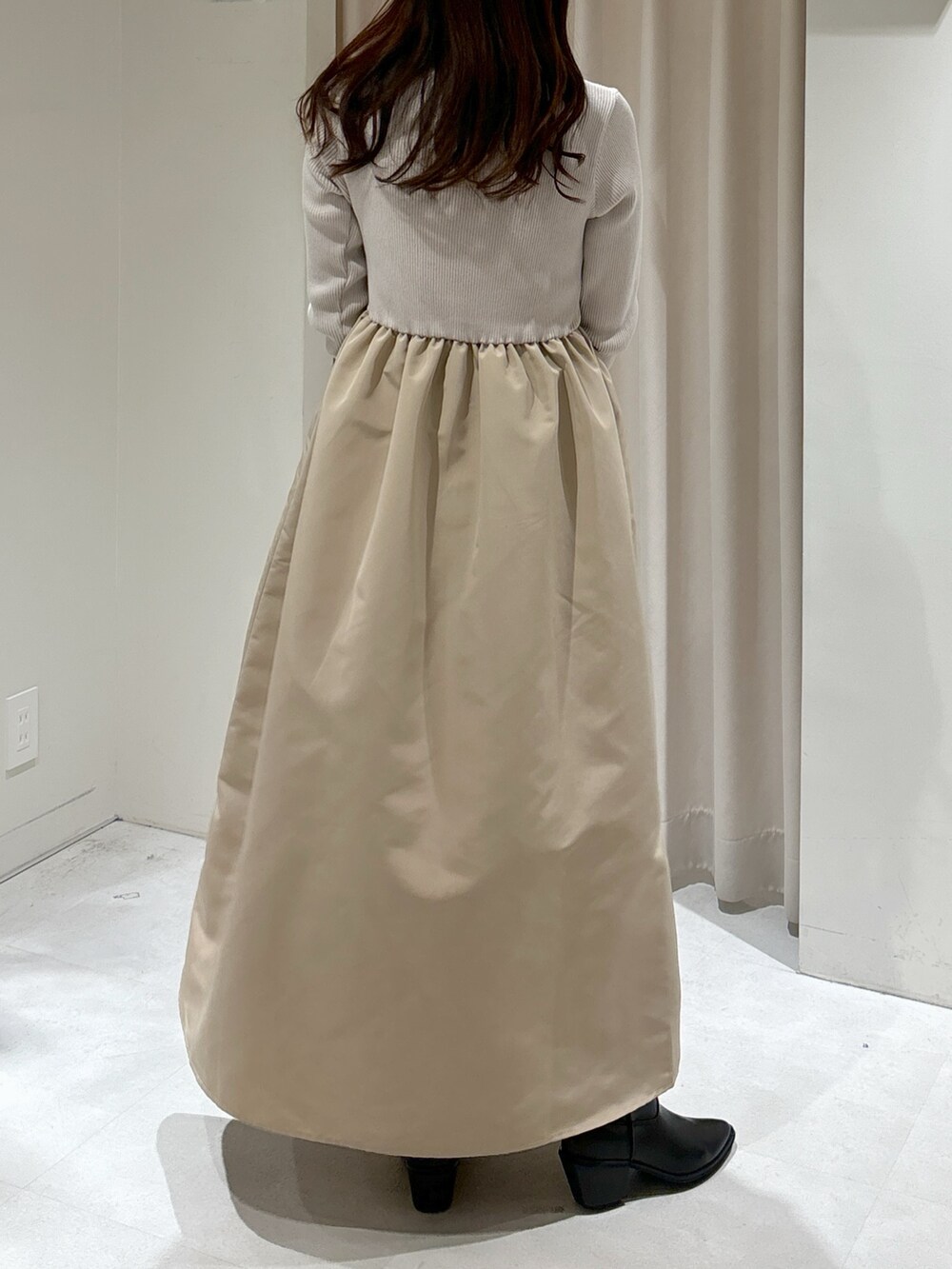 グレー系のTシャツ/カットソー、ベージュ系のトートバッグ、ブラック系のブーツを着用したレディースの冬コーディネートの4枚目の写真