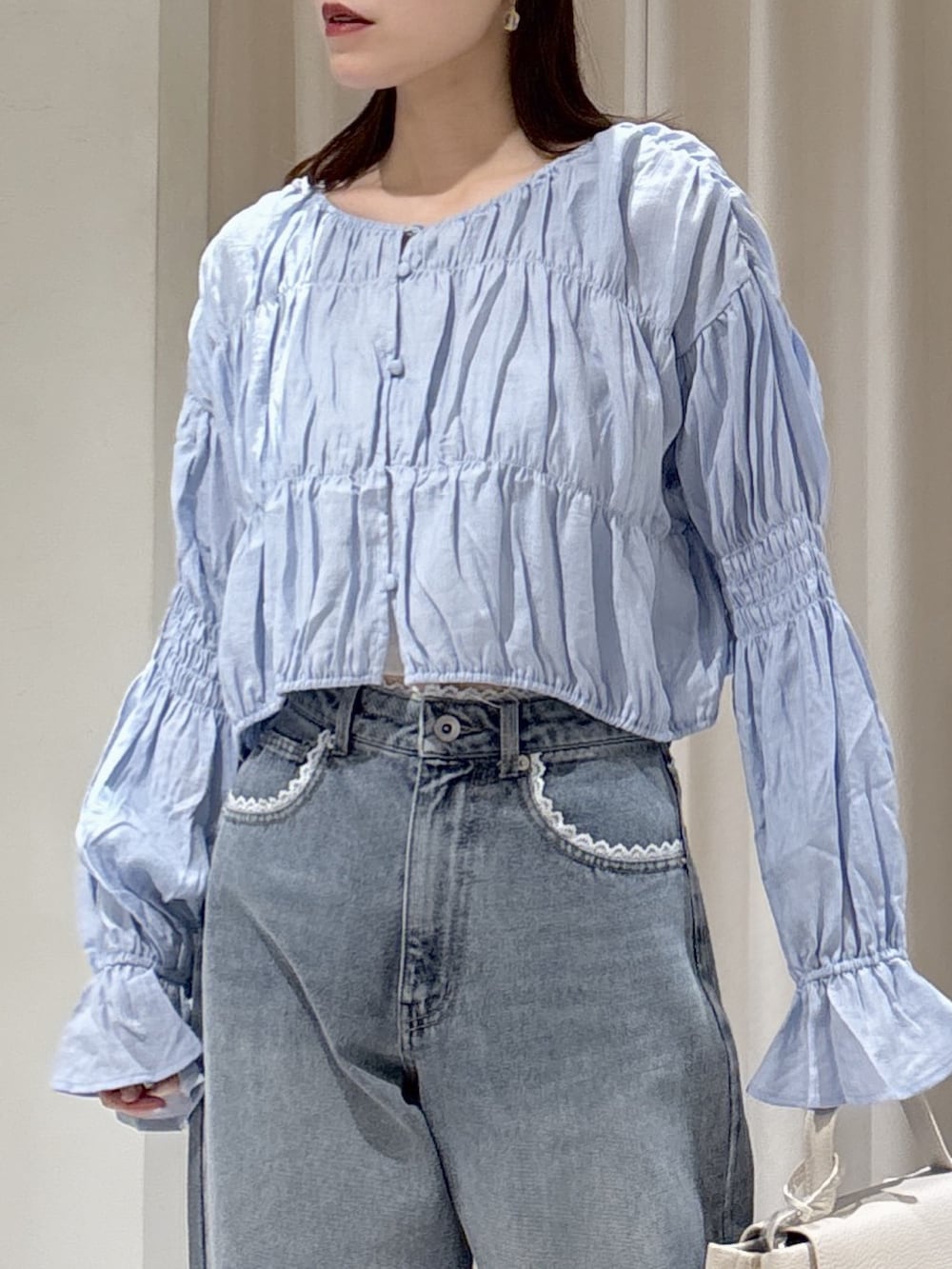 ブルー系のシャツ/ブラウス、ブルー系のその他パンツ、ホワイト系のショルダーバッグを着用したレディースの冬コーディネートの3枚目の写真