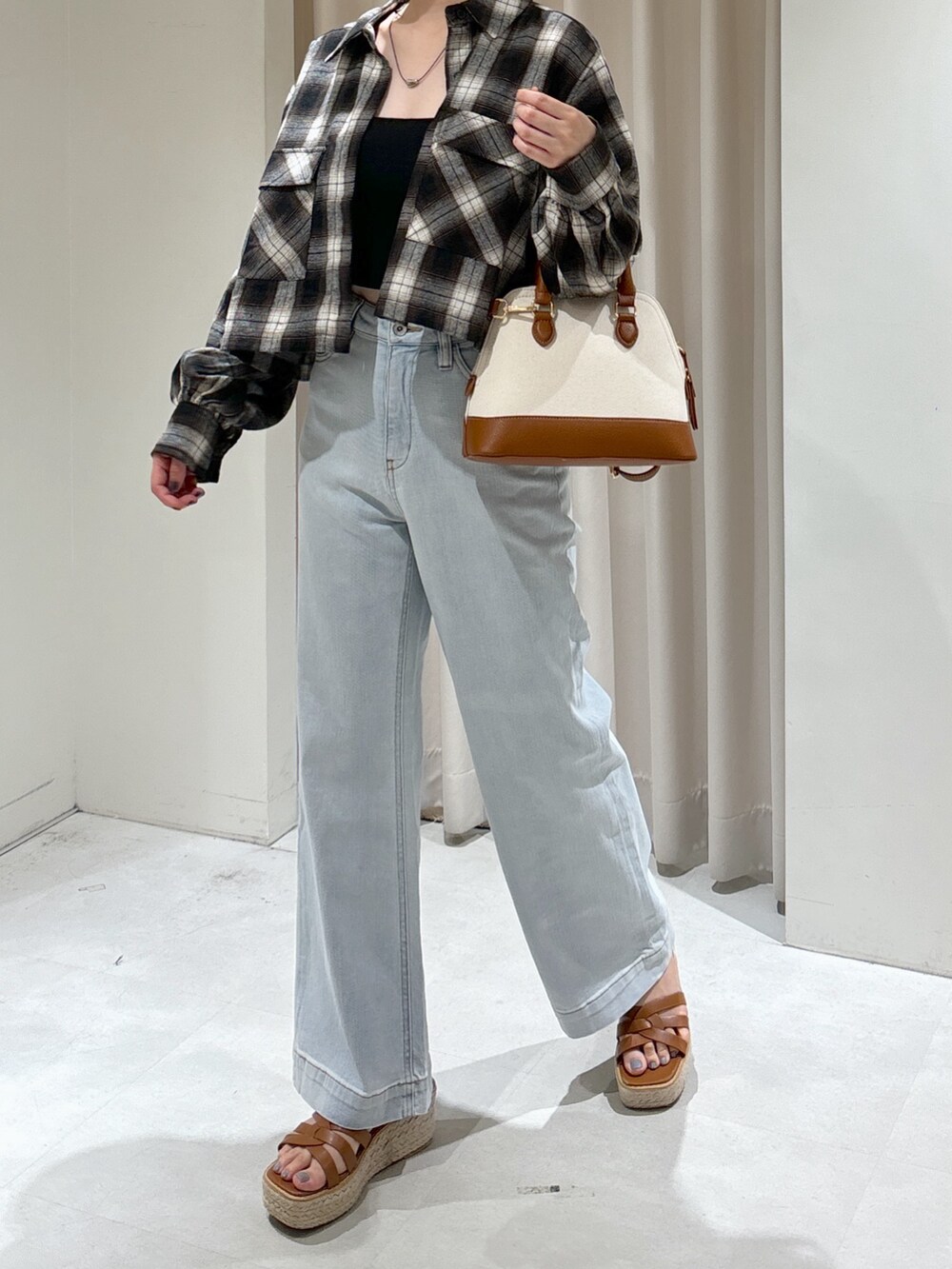 ブラウン系のシャツ/ブラウス、ブルー系のデニムパンツ、ベージュ系のサンダルを着用したレディースの夏コーディネートの2枚目の写真