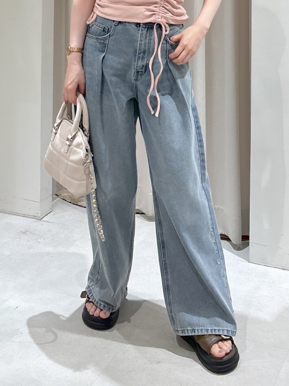 ピンク系のTシャツ/カットソー、ブルー系のデニムパンツ、ホワイト系のトートバッグを着用したレディースの夏コーディネートの6枚目の写真