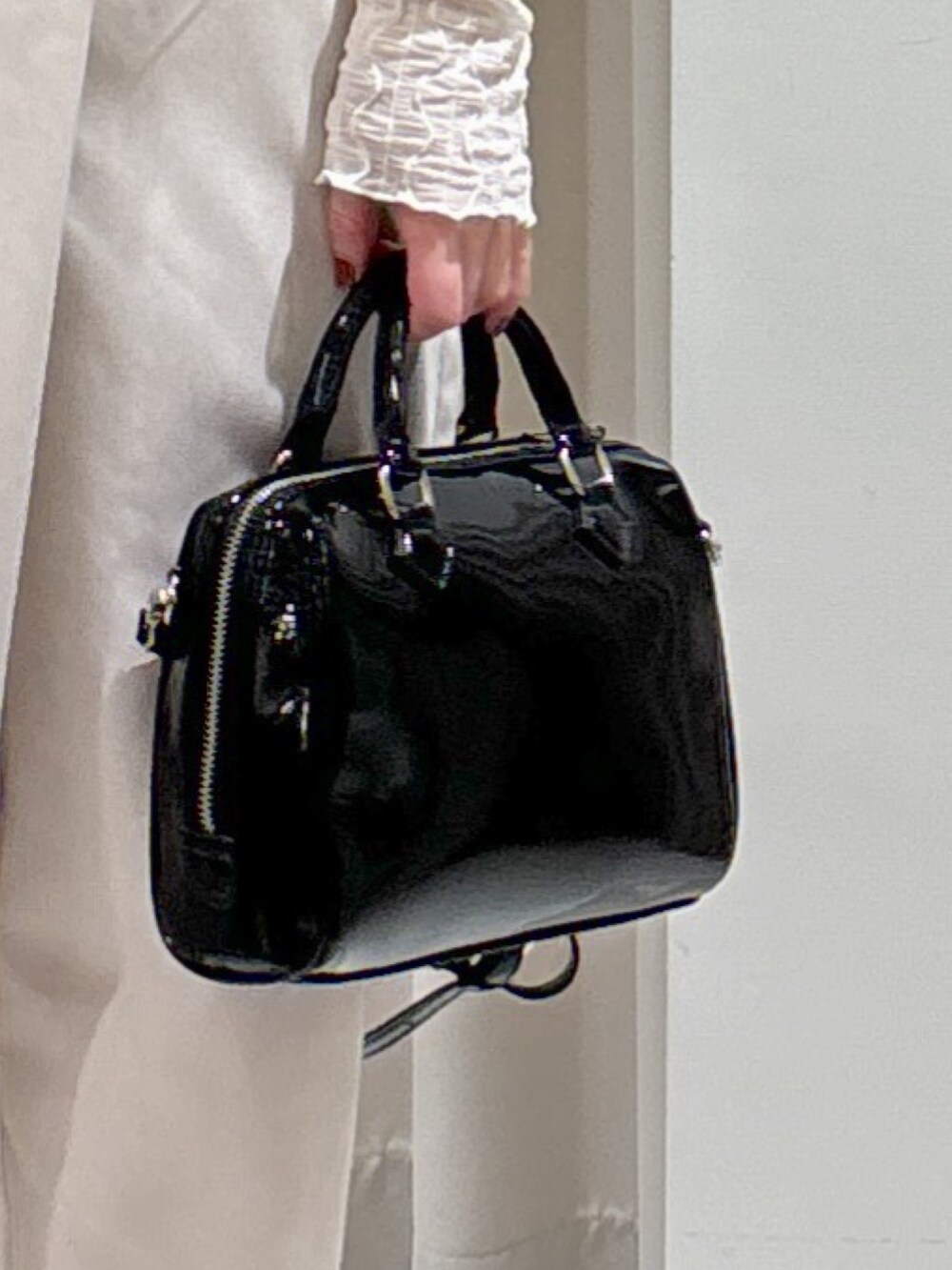 ベージュ系のつなぎ/オールインワン、ホワイト系のTシャツ/カットソー、ブラック系のショルダーバッグを着用したレディースの冬コーディネートの9枚目の写真