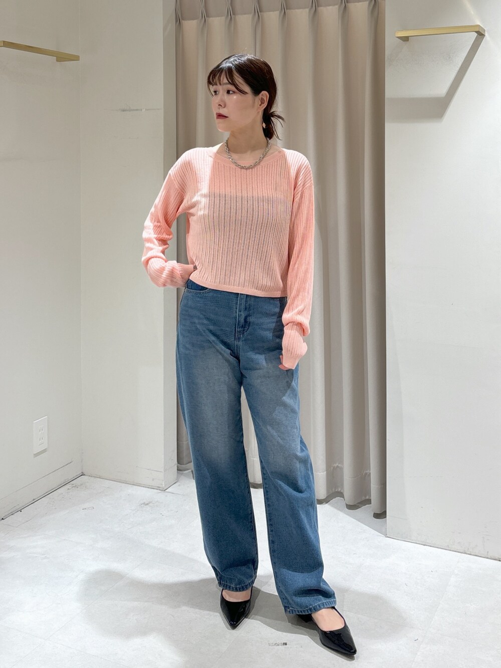 ピンク系のカーディガン/ボレロ、ブラック系のキャミソール、ブルー系のデニムパンツを着用したレディースの秋コーディネートの8枚目の写真