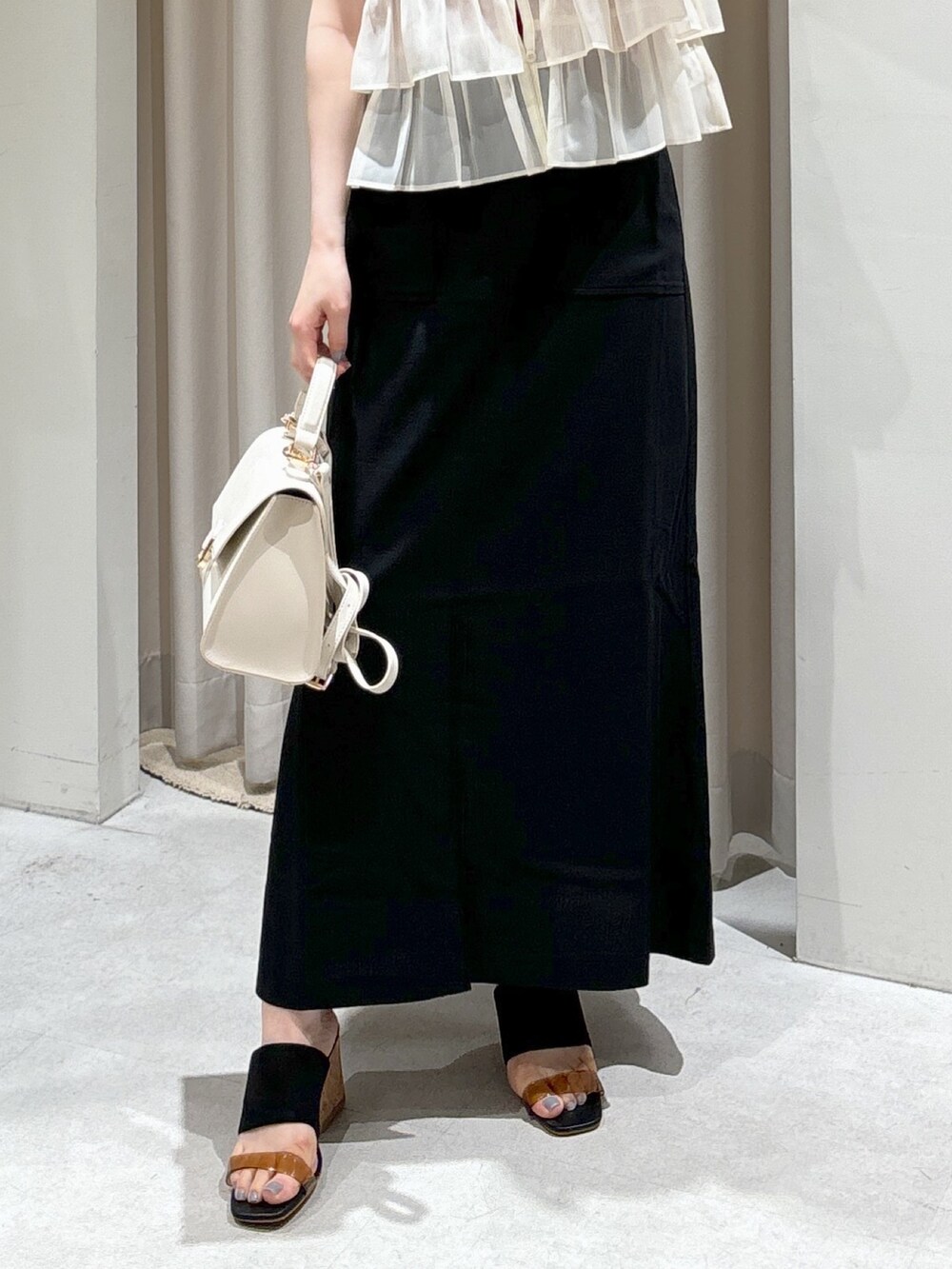 ホワイト系のシャツ/ブラウス、レッド系のタンクトップ、ホワイト系のショルダーバッグを着用したレディースの夏コーディネートの6枚目の写真