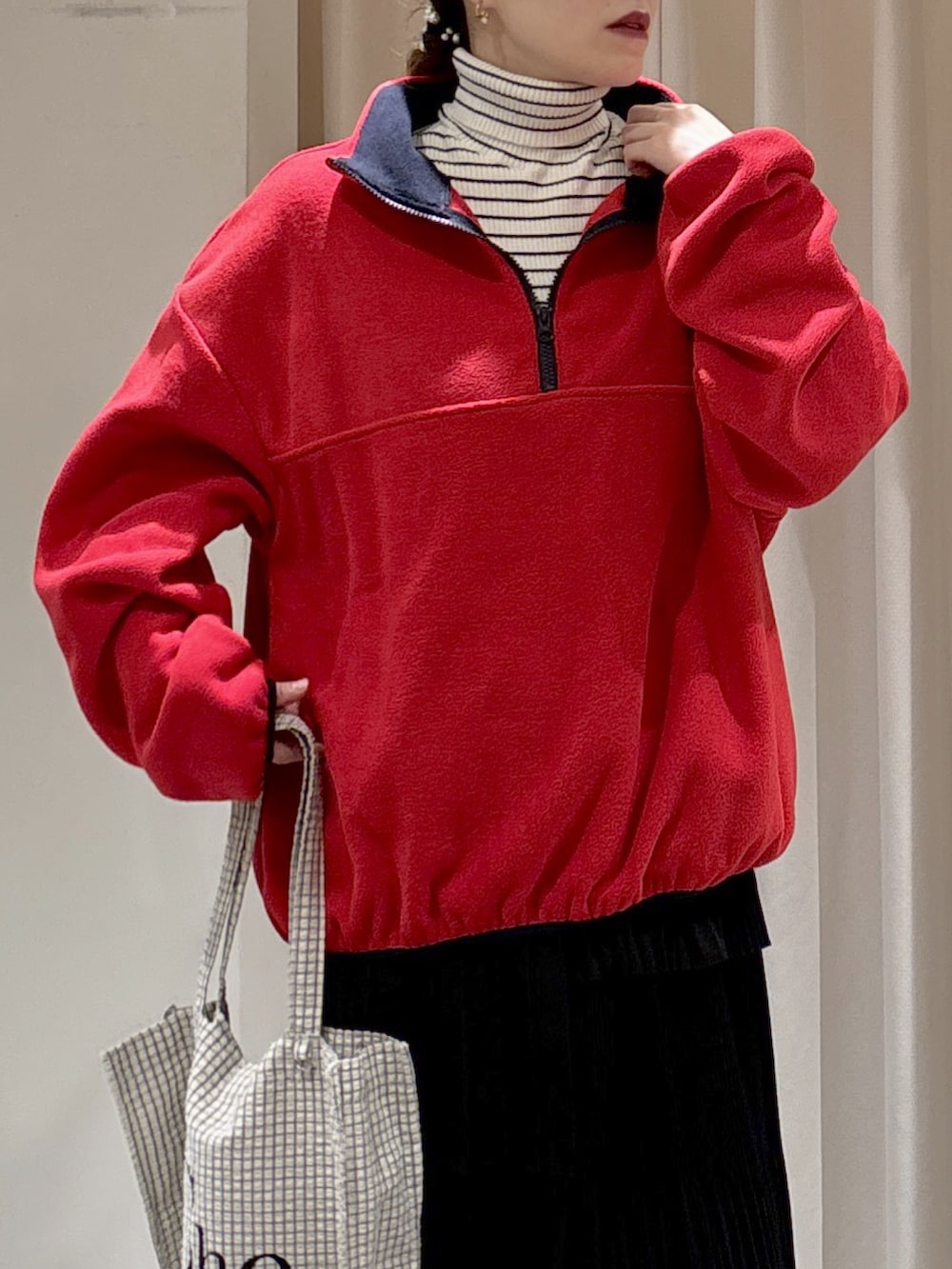 レッド系のスウェット、ホワイト系のニット/セーター、ブラック系のトートバッグを着用したレディースの秋コーディネートの2枚目の写真