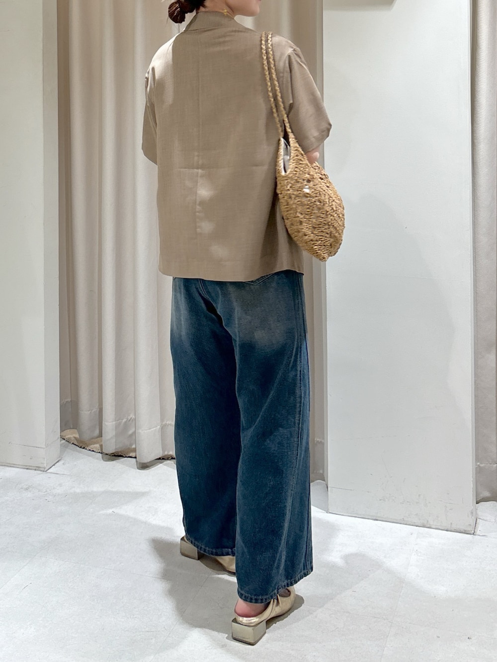 ブラウン系のテーラードジャケット、イエロー系のTシャツ/カットソー、ブルー系のデニムパンツを着用したレディースの春コーディネートの4枚目の写真