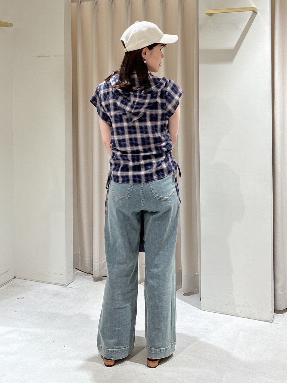 ブルー系のシャツ/ブラウス、ブルー系のデニムパンツ、ブラック系のボストンバッグを着用したレディースの夏コーディネートの5枚目の写真