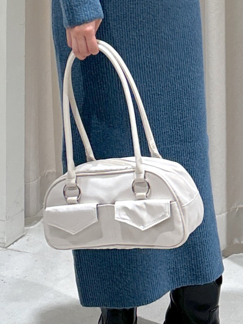 ブルー系のワンピース、ホワイト系のトートバッグ、ブラック系のブーツを着用したレディースの秋コーディネートの5枚目の写真