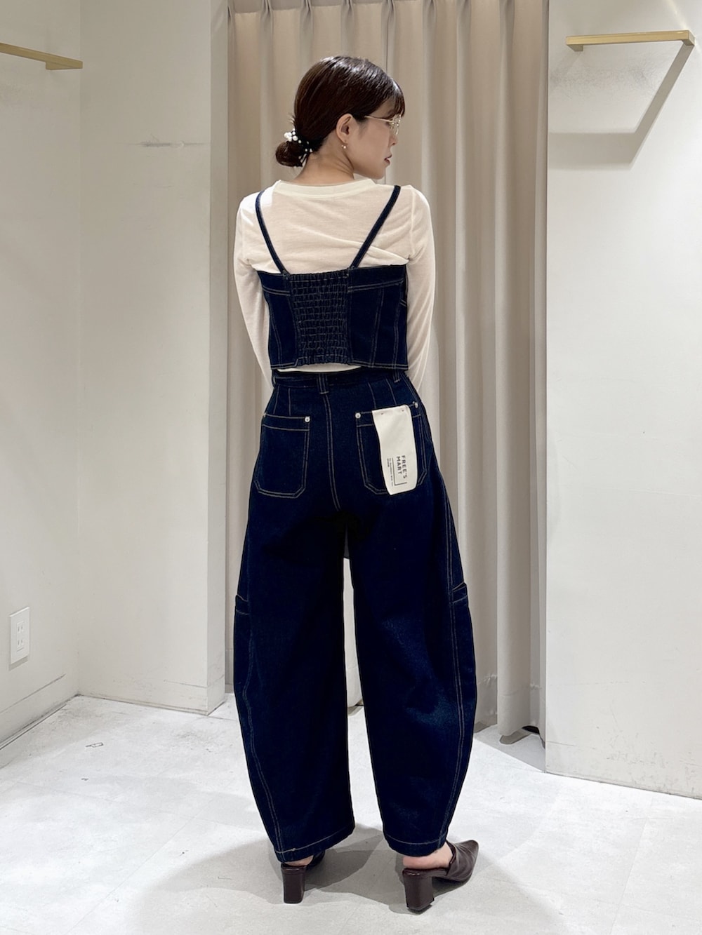 ブルー系のシャツ/ブラウス、ホワイト系のTシャツ/カットソー、ホワイト系のキャミソールを着用したレディースの冬コーディネートの4枚目の写真