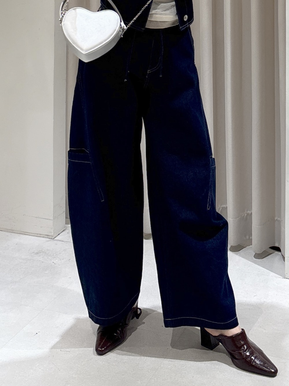 ブルー系のシャツ/ブラウス、ホワイト系のTシャツ/カットソー、ホワイト系のキャミソールを着用したレディースの冬コーディネートの5枚目の写真